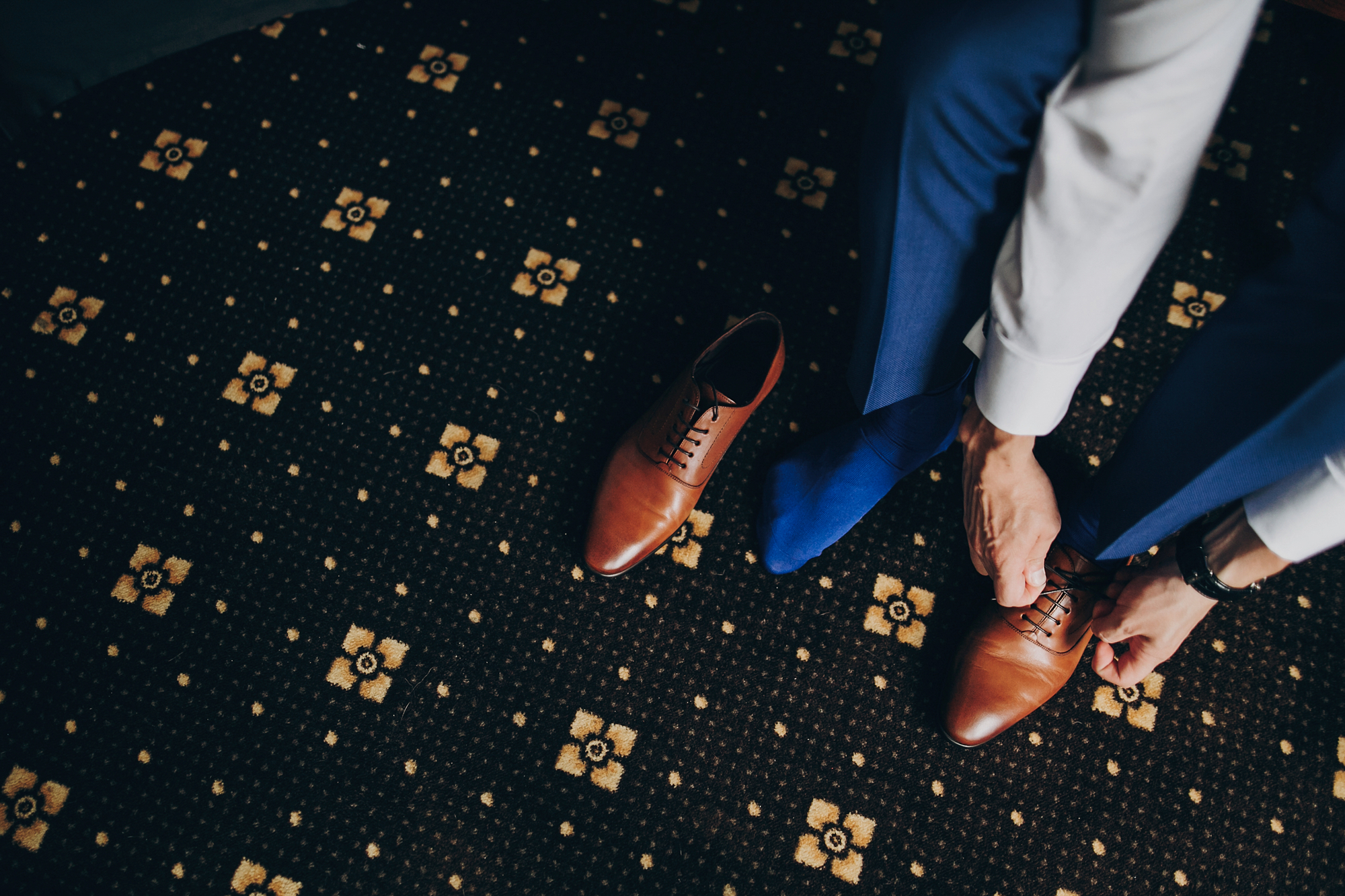 what-color-socks-do-you-wear-with-a-navy-suit-and-brown-shoes